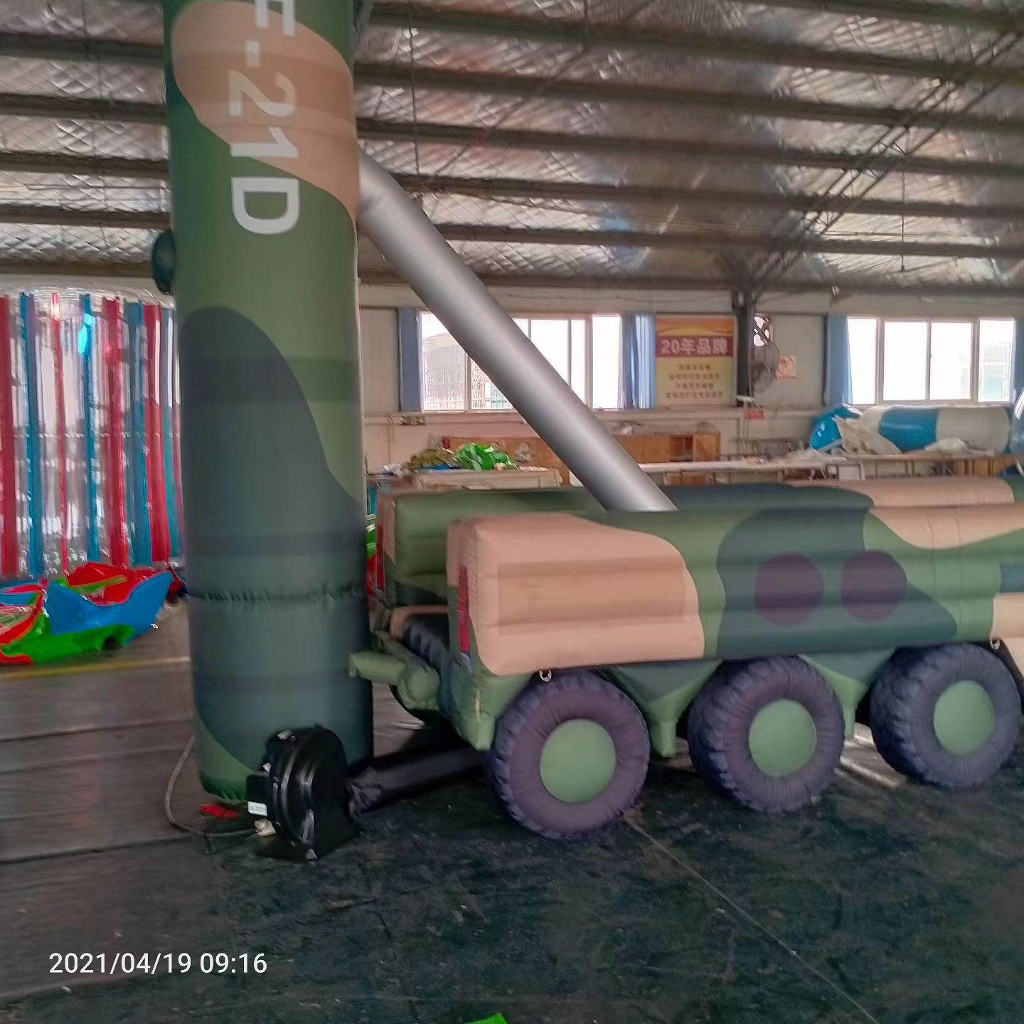 岚县军事演习中的充气目标车辆：模拟发射车雷达车坦克飞机